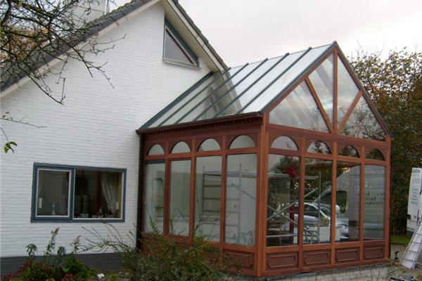 Houten veranda met puntdak